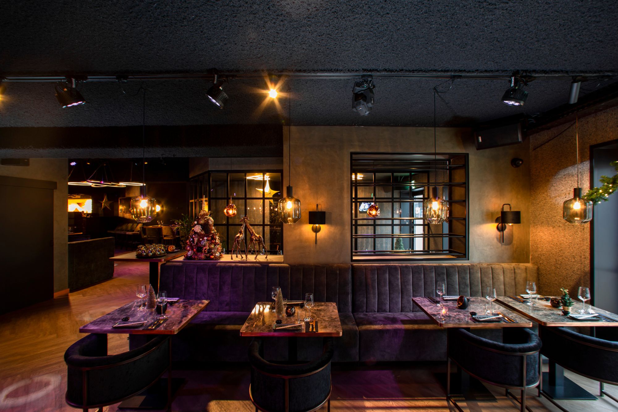 Akoestisch spuitwerk voor horeca