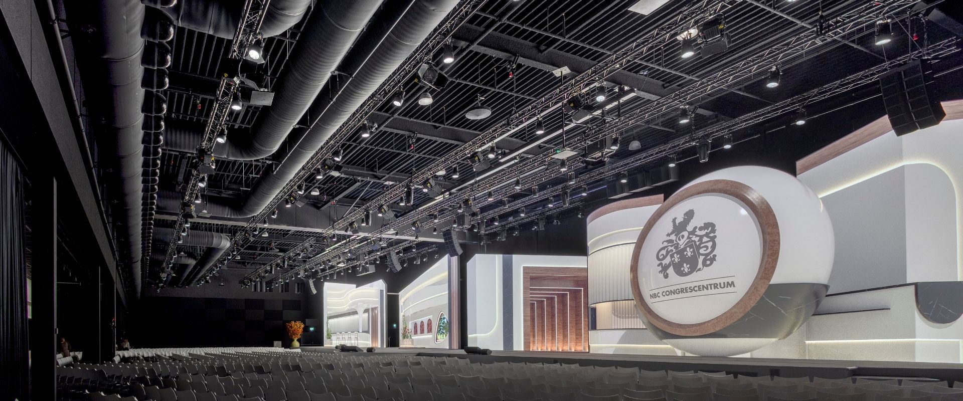 Akoestisch spuitwerk voor evenementenhallen