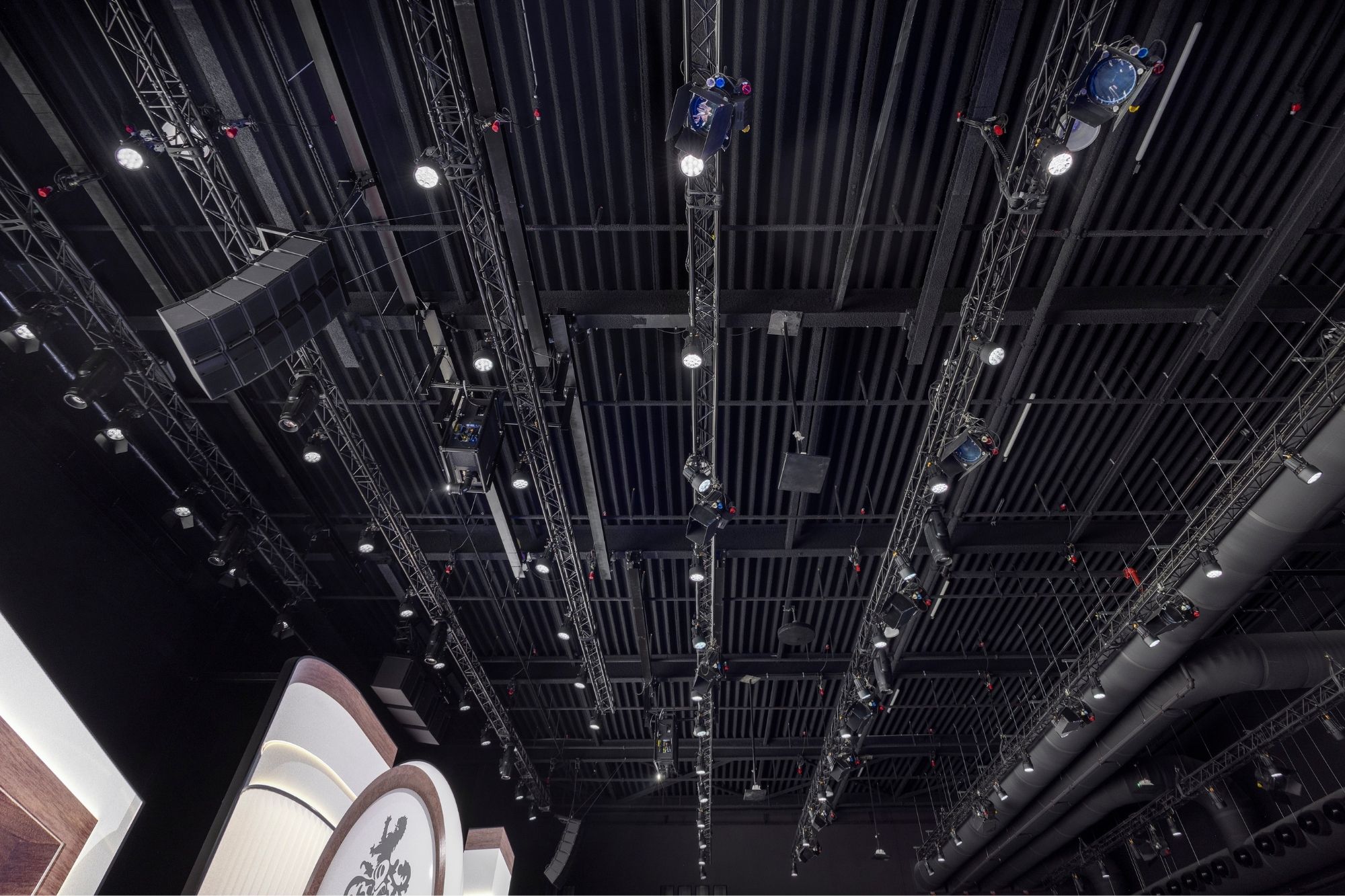 Akoestisch spuitwerk voor theaters